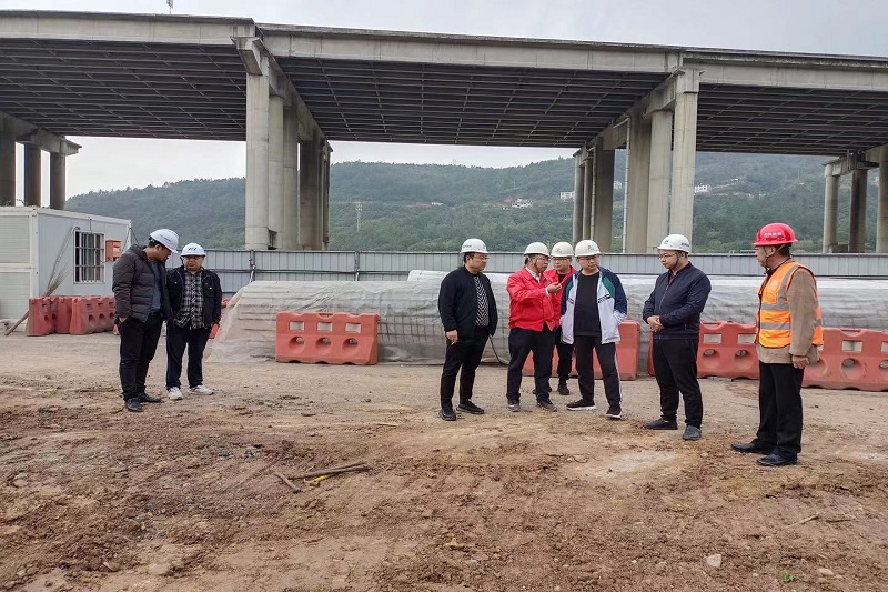 交投集團(tuán)黨委副書記、總經(jīng)理牟春華檢查督導(dǎo)二專線北出口改建項(xiàng)目工作