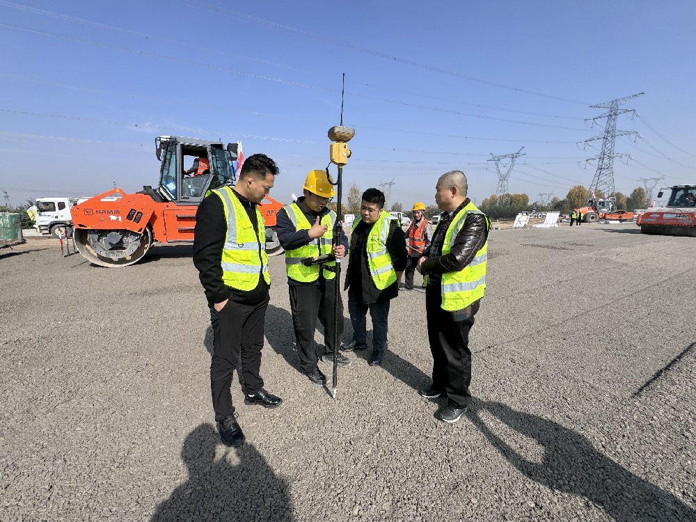 以“智”提“質(zhì)”，創(chuàng)新引領(lǐng)未來(lái)｜路橋集團(tuán)赴現(xiàn)場(chǎng)考察拓普康3DmmGPS攤鋪技術(shù)